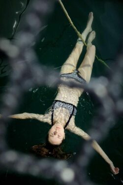 Shooting en mer - perdue au milieu de l'océan Portrait - Moment capturé par Sarah Cruchet - scphotographiebordeaux